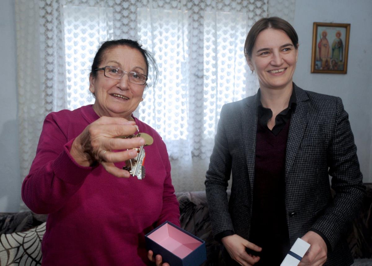 (FOTO) BLACE: Ministarka Brnabić uručila ključeve dobitnicima stana u ...