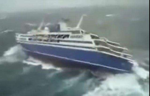 Neee Otvaraj! Sledeći Sekund Poleti u Vazduh, Grabe Je za Ruku... Sve Više Srba Radi na Kruzerima, a Ovako Izgleda Kad Brod Upadne u Nevreme (Video)