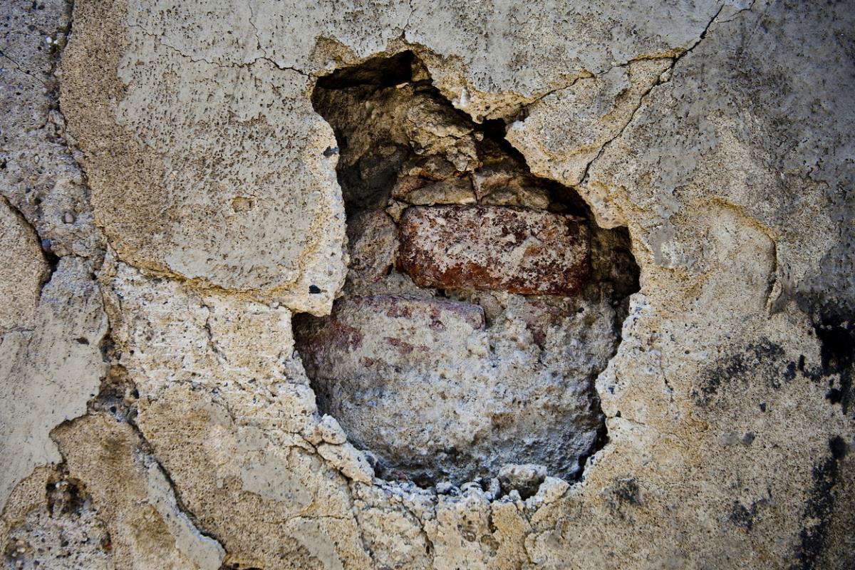 MISTERIOZNA POJAVA IZAZVALA PANIKU Otvorila se velika rupa uz zgradu ...