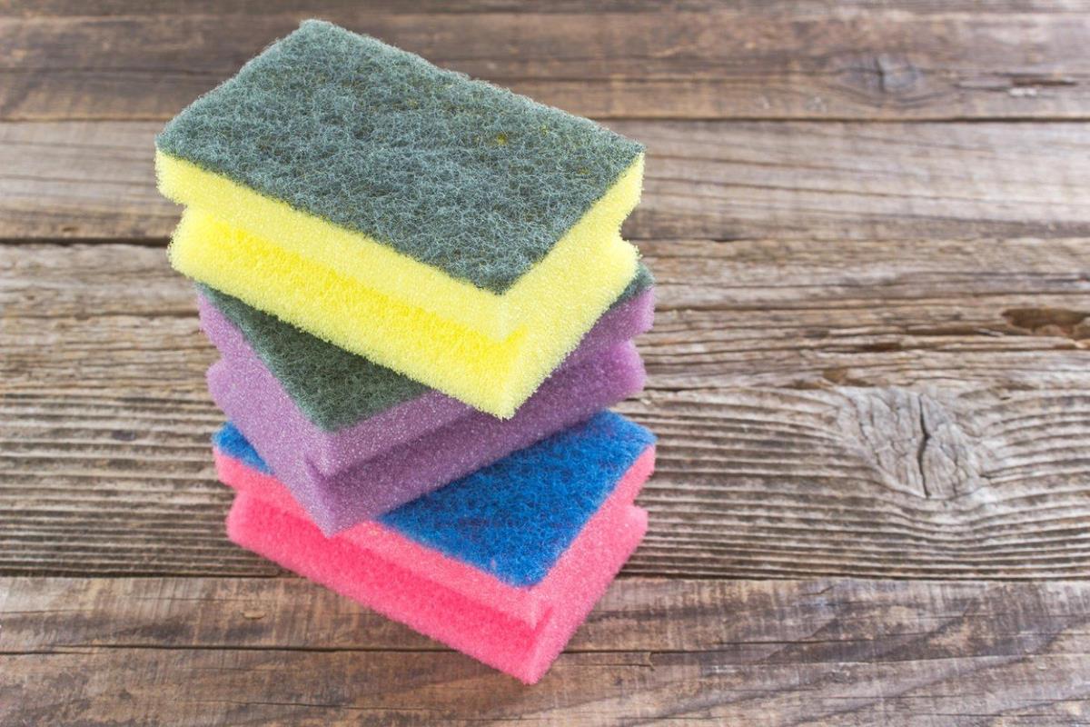 Neke domaćice drže sunđer za sudove u zamrzivaču i to je mnogo dobar trik: Deluje kao sasvim obična stvar, ali rešava ogroman problem! Kép