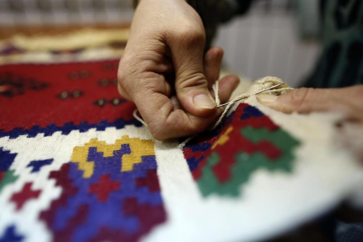 Ručni rad traje minimum mesec dana, a vredi po šari! Tkalje klečanjem naprave tepih koji traje više od 200 godina Ručni rad traje minimum mesec dana, a vredi po šari! Tkalje klečanjem naprave tepih koji traje više od 200 godina