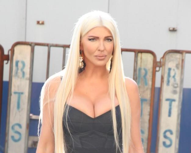(VIDEO) PREKINUTO SNIMANJE EMISIJE: Jelena Karleuša doživela nezgodu, morala na ušivanje!