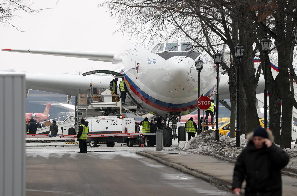 (VIDEO) STIGLI KUĆI: Prvi avion sa proteranim diplomatama sleteo u Moskvu