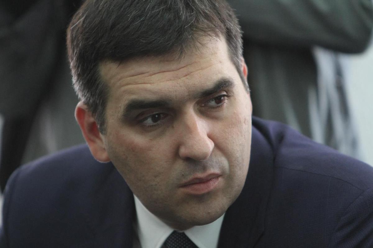 GRAD U DUGOVIMA, A RADOMIR SE BAHATI: Puko 4,5 miliona za limuzine! | Kurir