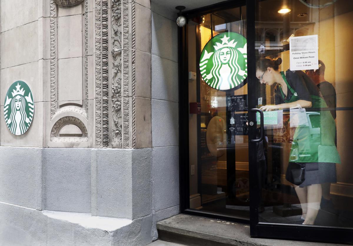 NAJPOZNATIJA KAFETERIJA ZATVARA GOTOVO 60 PRODAVNICA: Evo ko će ostati bez omiljene kafe i šta će biti sa čuvenim brendom NAJPOZNATIJA KAFETERIJA ZATVARA GOTOVO 60 PRODAVNICA: Evo ko će ostati bez omiljene kafe i šta će biti sa čuvenim brendom