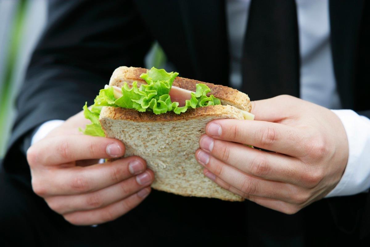 Čovek seo da užina i popije pivo, pa doživeo šok: Za par zalogaja morao da plati skoro 4.500 rsd - Svi se pobunili Čovek seo da užina i popije pivo, pa doživeo šok: Za par zalogaja morao da plati skoro 4.500 rsd - Svi se pobunili