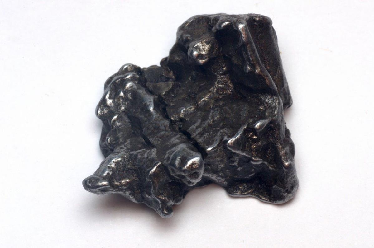 Ima 24,5 kilograma, a cena može dostići neverovatnih 4 miliona dolara! Prodaje se deo meteorita sa Marsa: "Najvredniji ikada ponuđen na aukciji" (foto) Ima 24,5 kilograma, a cena može dostići neverovatnih 4 miliona dolara! Prodaje se deo meteorita sa Marsa: "Najvredniji ikada ponuđen na aukciji" (foto)