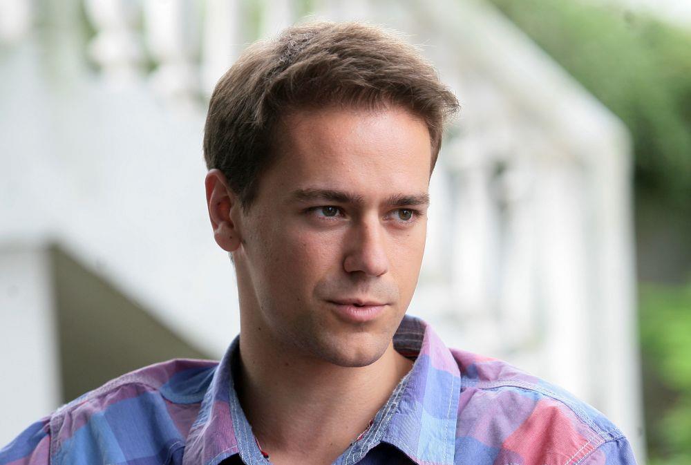 LUKA RACO UŽIVA NA BAZENU! Glumac uhvaćen dok se provodi uz koktele ...