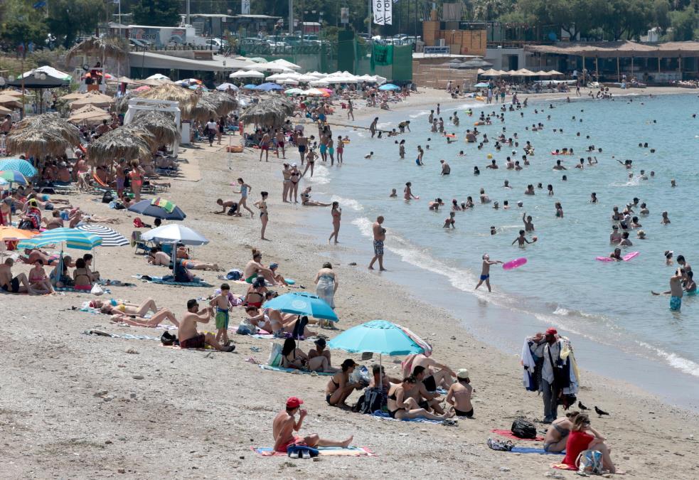 Cene ležaljki u Grčkoj za 2026. godinu: Gde su i dalje besplatne, a na kojim plažama koštaju kao noćenje u apartmanu?