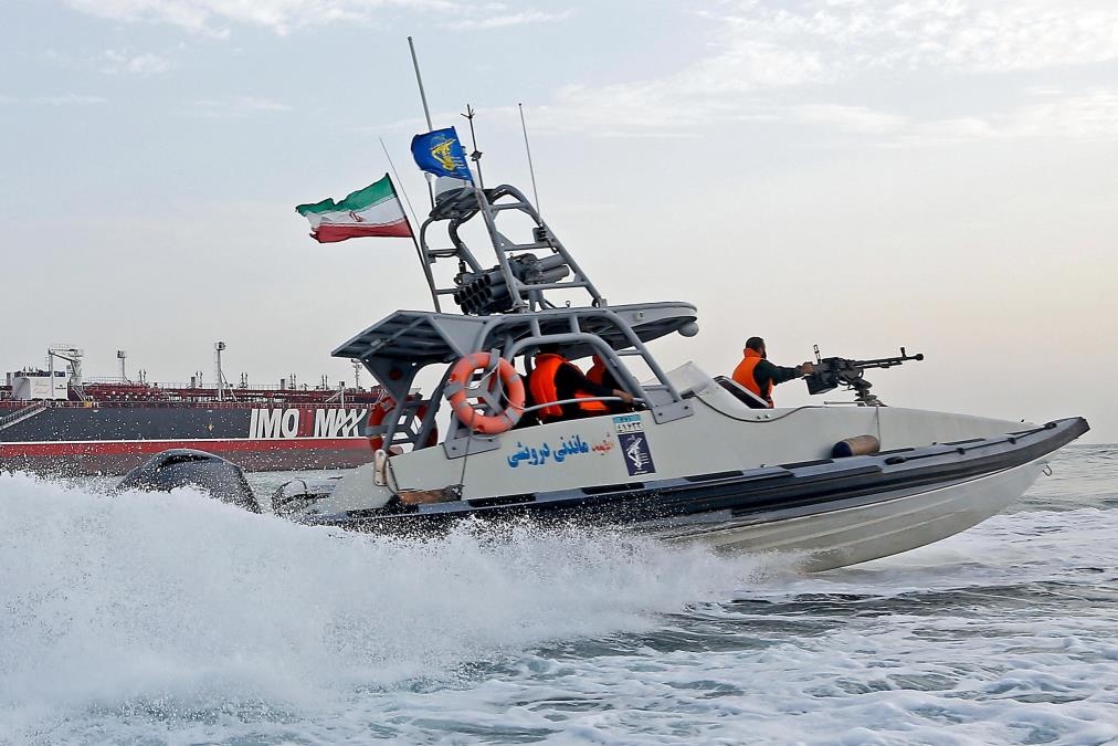 BURNO U ORMUZU, ŽESTOK OKRŠAJ AMERIKE I IRANA! Borbeni helikopteri "apač" i "sihok" uništili šest brzih iranskih ratnih čamaca?! Gađani Emirati (FOTO/VIDEO)