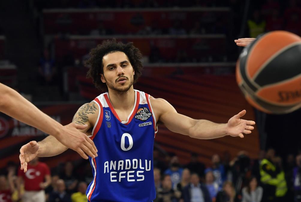 VAZDUH TREPTI KAO DA NEBO GORI! Otkriveno da li Šejn Larkin dolazi u Crvenu zvezdu!