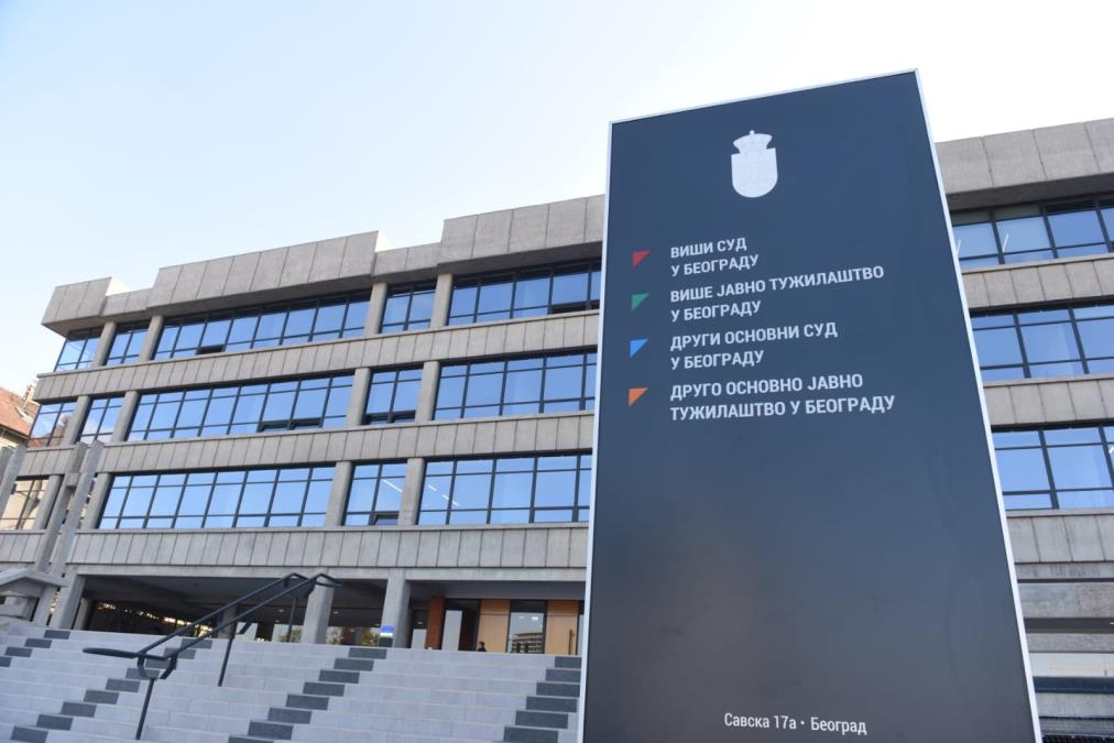 OGLASILO SE TUŽILAŠTVO ZBOG JEZIVE SCENE U PALATI PRAVDE: Muškarac uvredama i pretnjama ometao krivični postupak, određeno mu zadržđavanje