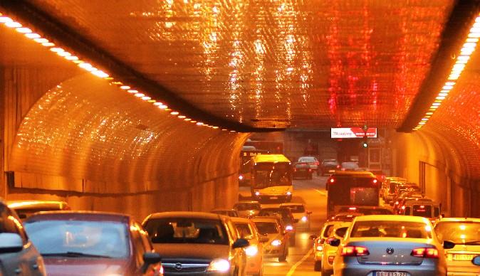 SUDAR U TERAZIJSKOM TUNELU: Stvaraju se ogromne gužve u centru grada, policija i hitna na terenu