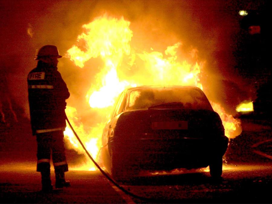 UHAPŠEN NOVOSAĐANIN KOJI JE ZAPALIO AUTOMOBIL: Bacio Molotovljev koktel na vozilo!