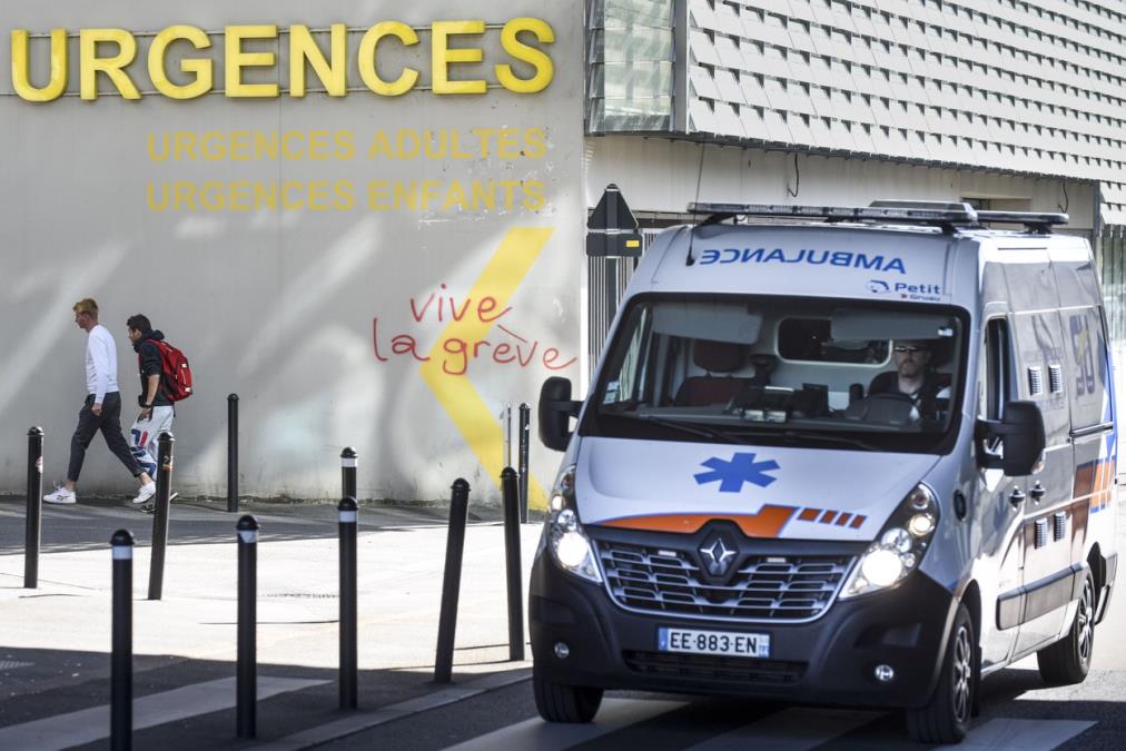 UŽAS U FRANCUSKOJ! Bebe bliznakinje stare 15 meseci preminule u krevetima: Majka ih ostavila u "sobi smrti", još četvoro dece hitno hospitalizovano