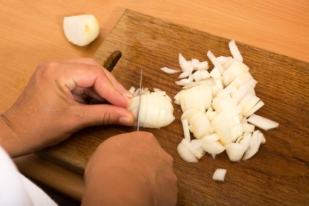 Kako da isečete crni luk bez suza? Kad vidite ovaj genijalni trik odmah ćete potrčati u kuhinju da ga isprobate