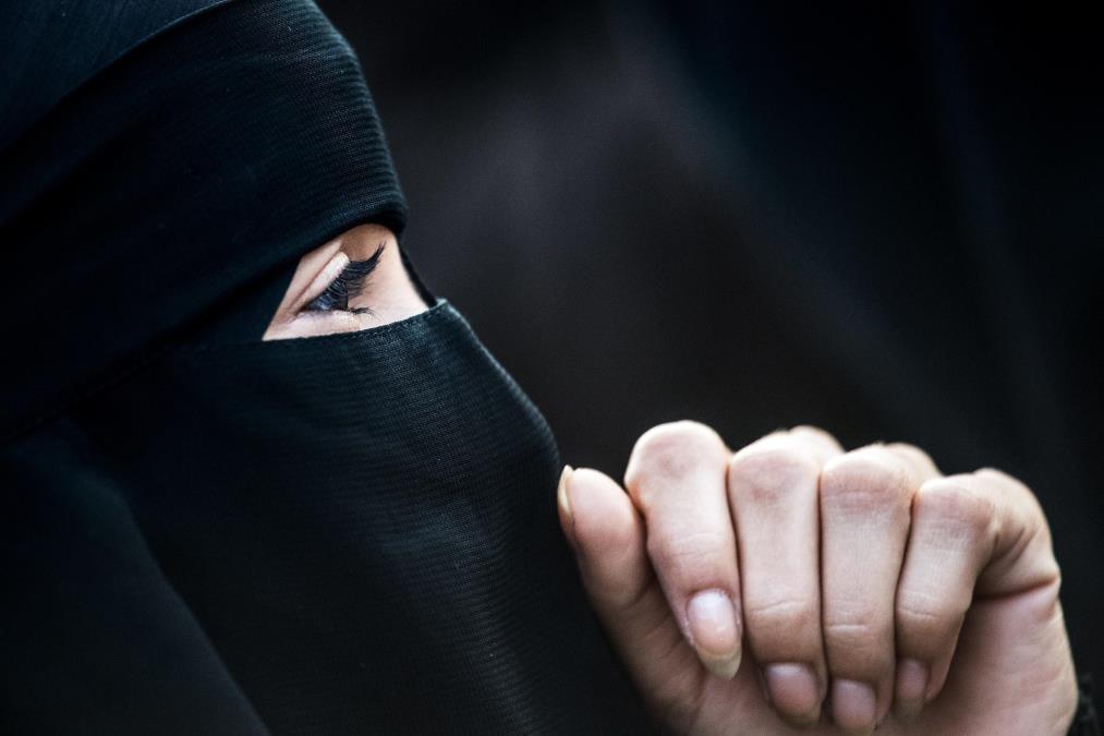 PORTUGAL ZABRANIO NOŠENJE BURKI: Za prekrivanje lica u javnosti moguće kazne i do 3.000 evra