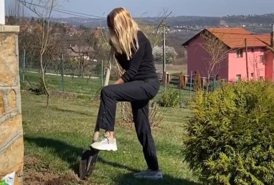 POZNATA SRPKINJA IMA 78 GODINA I RADI SVAKOG DANA 100 ČUČNJEVA I SKLEKOVA: Trči i grli drveće i uživa u ljubavi sa dosta mlađim