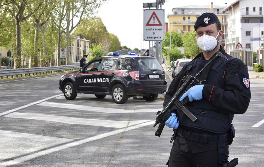 "PALA" ŠEFICA BANDE OD 96 GODINA! Policija u Milanu pohapsila 21 osobu, krađama i iznudama došli do 2,5 MILIONA EVRA