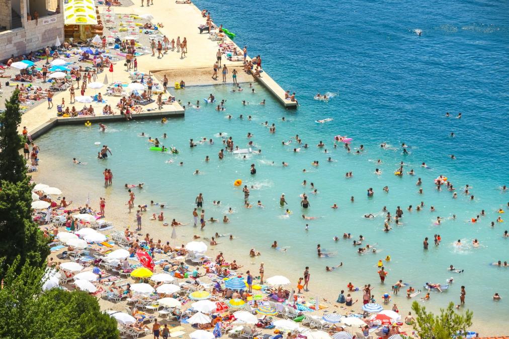 "Krava otišla na more, a ja jok!" Hit snimak iz Neuma zapalio mreže: Stočar poveo ljubimca na plažu, pa objasnio zašto – ljudi u neverici