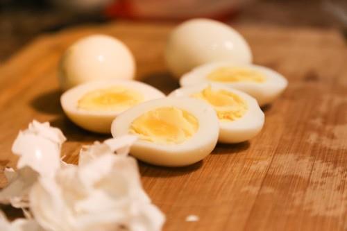 Ako ne znate šta da radite s preostalim uskršnjim jajima, ovo jelo je za vas: Kremasta salata gotova za svega 5 minuta