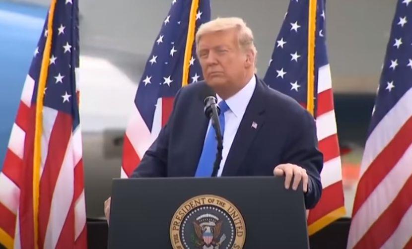 ŠOKANTAN POTEZ BELE KUĆE: Amerikanci dobijaju pasoše sa Trampovim likom! Društvene mreže se usijale, pljušte optužbe za autokratiju! (FOTO)