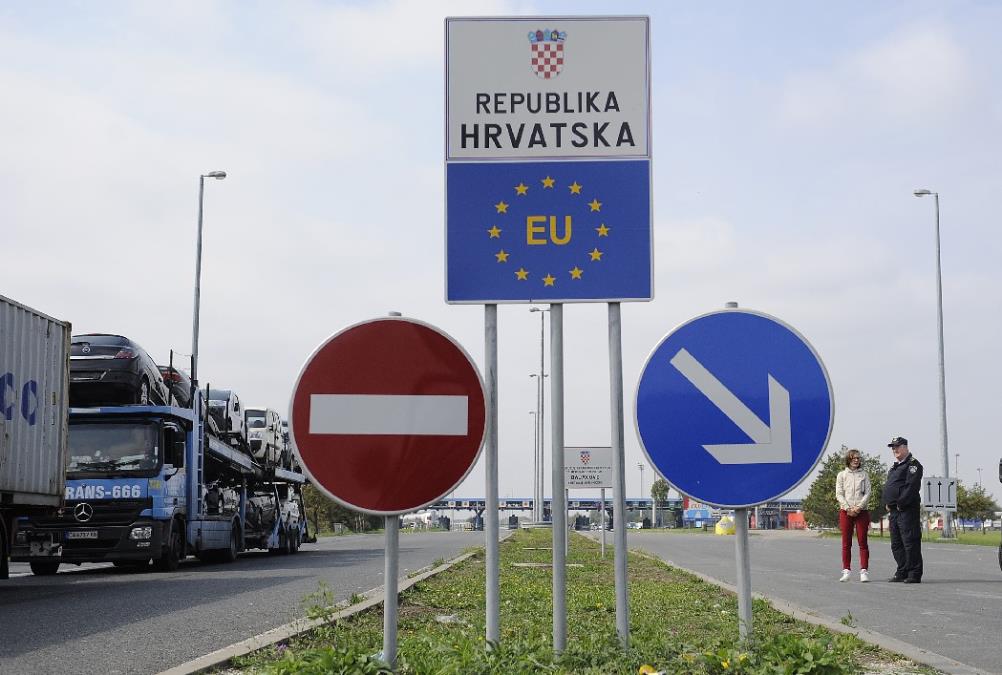 SRPSKA DECA DOŽIVELA PAKAO NA HRVATSKOJ GRANICI! Roditelji 300 mališana progovorili o haosu na Batrovcima i čekanju od 10 SATI: Umorni su i iscrpljeni!