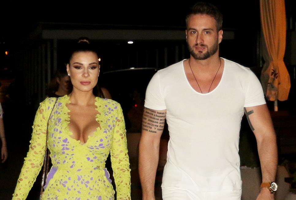 VAŽI ZA NAJVEĆEG FRAJERA NA ESTRADI, A SAD GA FANOVI "RAZOTKRILI"! Muža naše pevačice prozivaju da fotošopira zadnjicu, nastao haos na mrežama (FOTO)