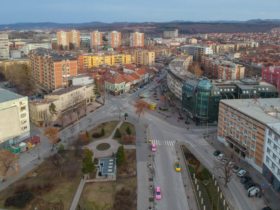 CEO KRAGUJEVAC BRUJI O INCIDENTU U FRIZERSKOM SALONU Došao da naplati kiriju pa izbačen iz SOPSTVENOG OBJEKTA! Letelo staklo, umesto para dobio ZABRANU PRILASKA