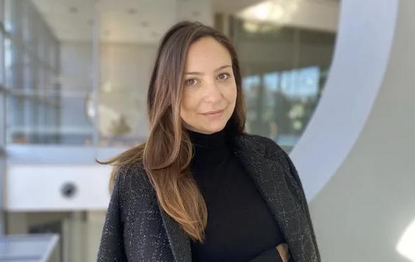 ''TI SI JEDAN NESREĆAN I ZAO ČOVEK''! Gordana Uzelac odbrusila blokaderskom voditelju kojem sad smetaju i kineski roboti jer - igraju srpsko kolo! (FOTO)