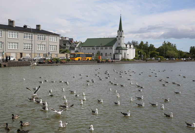 Letnje računanje vremena bi ovoj zemlji napravilo haos, trpeo bi i avio saobraćaj: Fenomen ponoćnog sunca naspram zimske tame