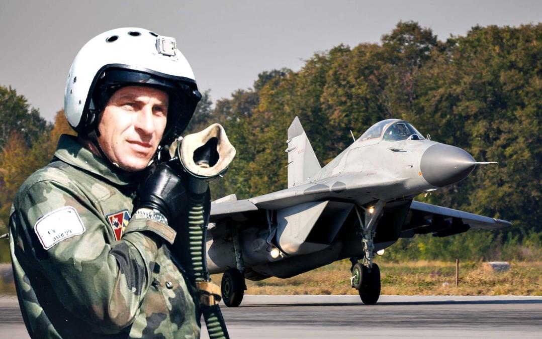"Vidim ih, ali vide i oni mene! Imaju me!" Zavladao je tajac: Pilot Milenko Pavlović je svojim činom spasao i život mladom oficiru