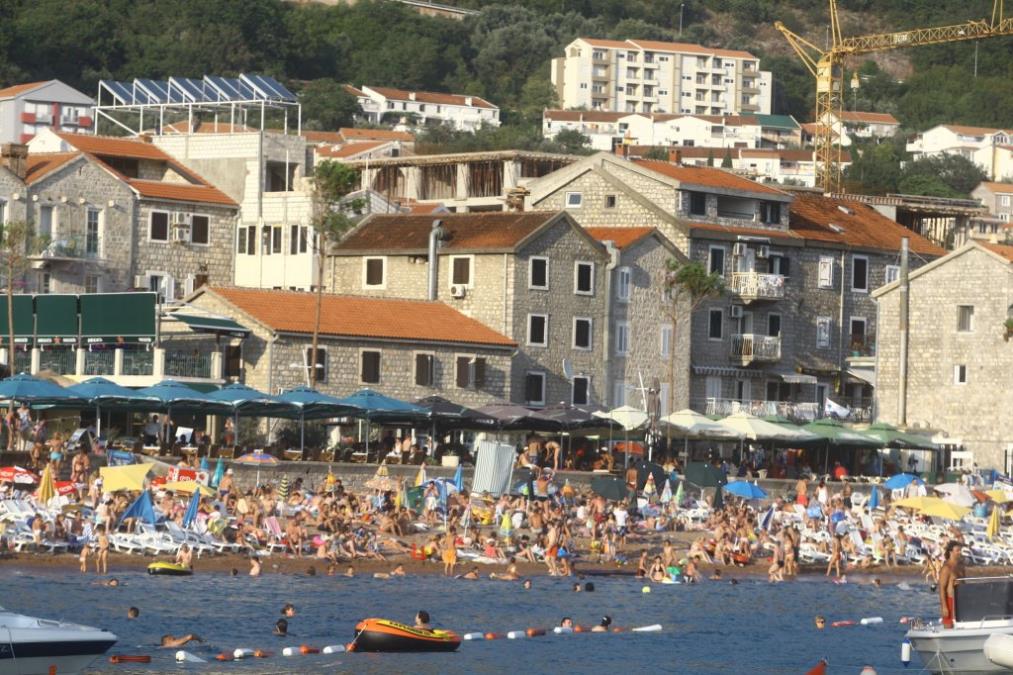 Snimak iz Petrovca zapalio mreže: Plaža u 7 ujutru prazna, a nema mesta za peškir - prizor razbesneo turiste