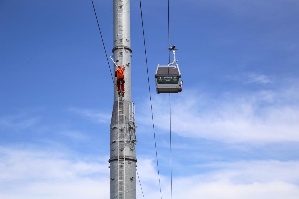 GONDOLA SE OTKAČILA SA ŽIČARE I SURVALA NIZ PADINU: Horor u švajcarskom skijalištu, ima povređenih, pogledajte kako se strmoglavila kabina (VIDEO)