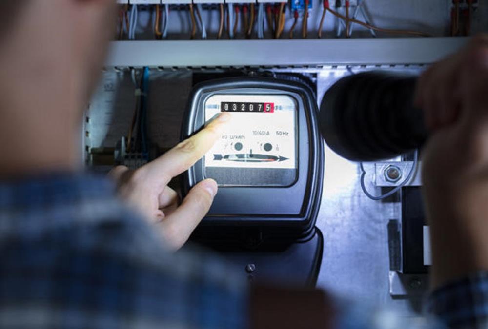 BEZ STRUJE ŠIROM BEOGRADA! Najavljena isključenja u osam gradskih opština, u jednoj čak 50 ulica ostaje bez električne energije