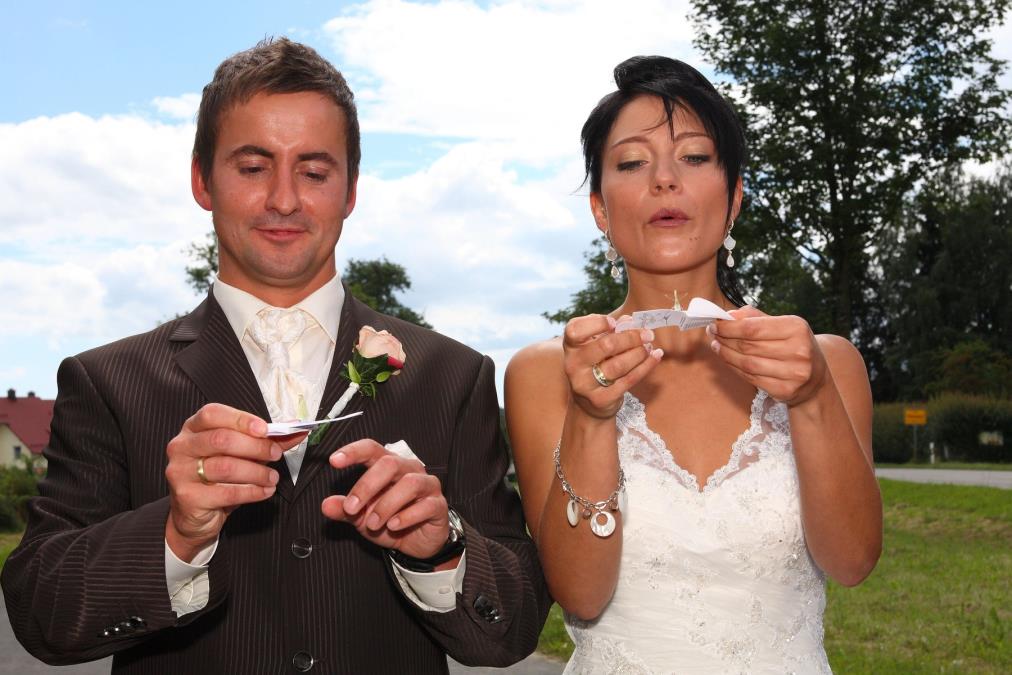 U nedelju se "otvara" sudbina vašeg braka! Ako slavite Mladence evo šta ni slučano ne smete da stavite u usta: Staro narodno verovanje koje određuje sreću