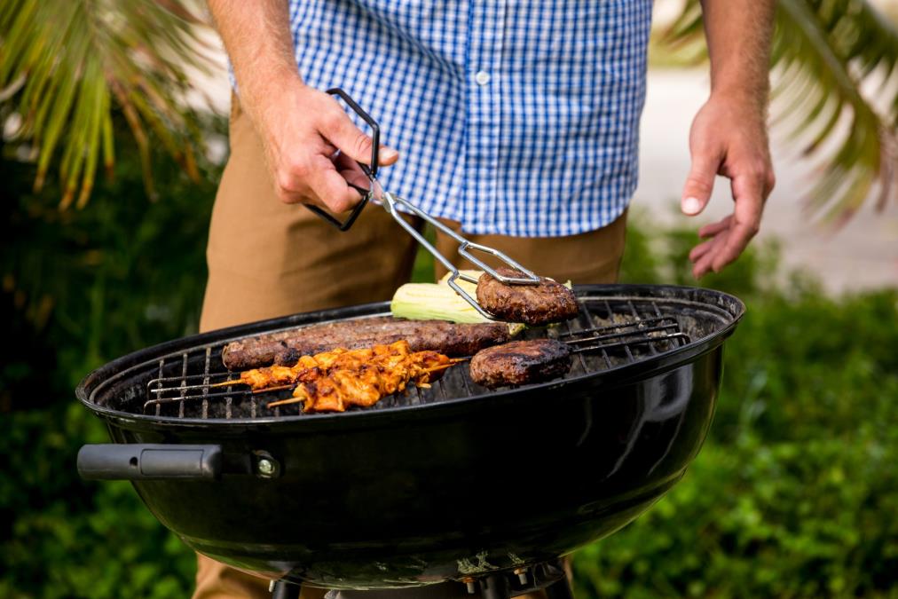 9 zlatnih pravila za savršen prvomajski roštilj: Ovo obavezno treba da uradite s mesom pre pečenja, biće sočnije i znatno ukusnije