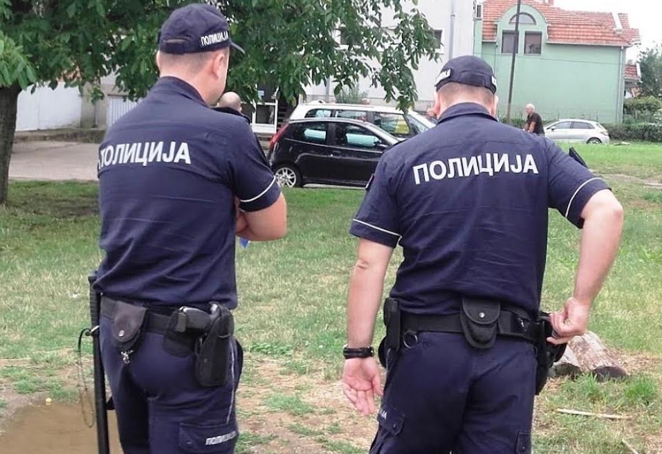 MASKIRAN KAPULJAČOM UPAO U MENJAČNICU NA ZLATIBORU I UKRAO 15.000 EVRA: Policija traga za naoružanim razbojnikom