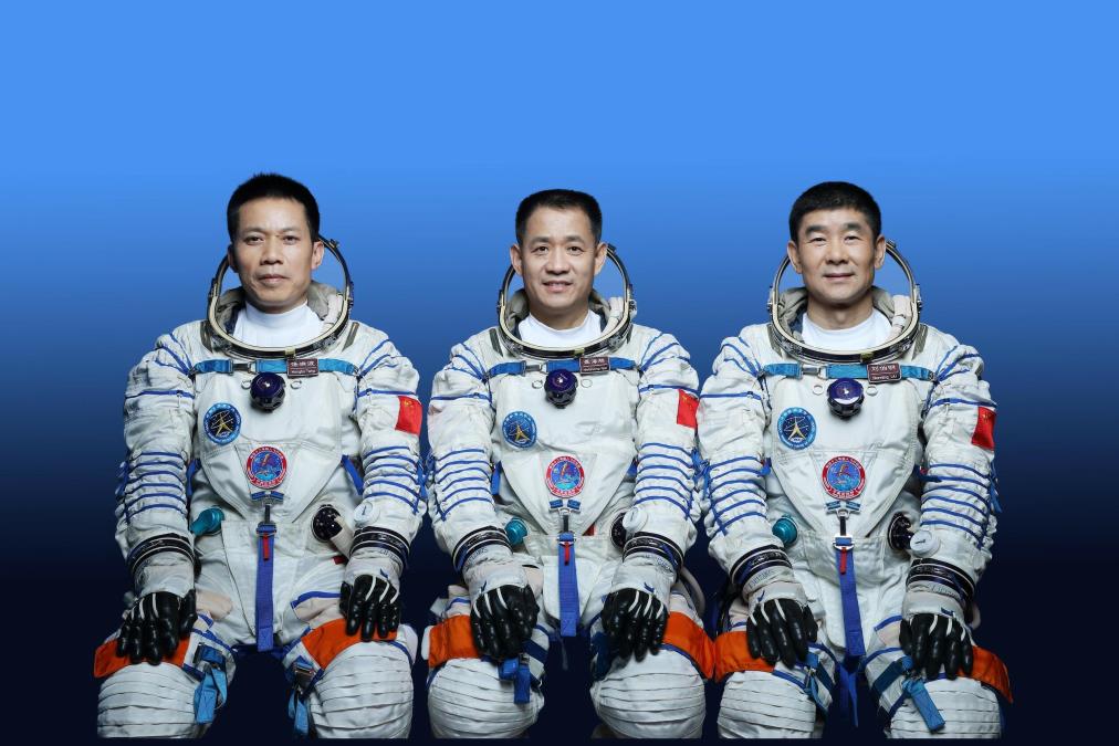 KINESKI ASTRONAUTI OBORILI REKORD! Najduža pojedinačna orbitalna misija ikada, posada misije Šendžou-21 sletela na Zemlju (FOTO)