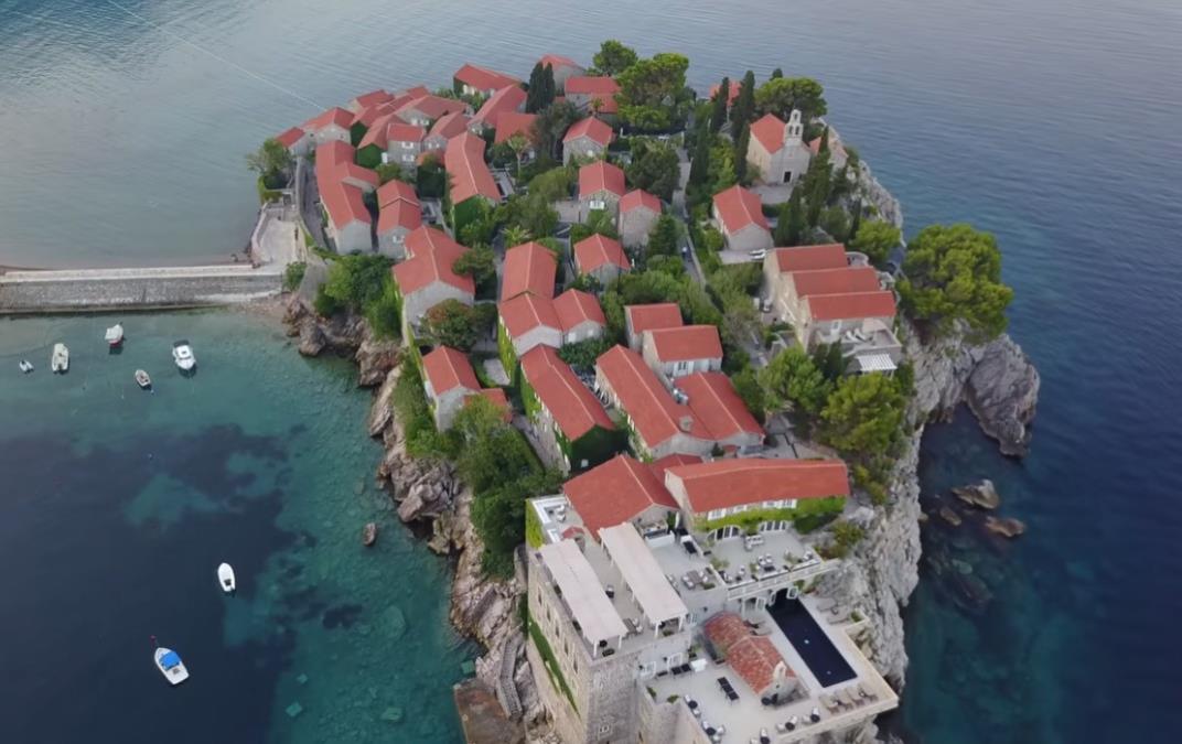 Kultno jadransko letovalište otvara se posle pet godina, cene šokantne: Dve ležaljke i suncobran 240, noćenje 2.000 evra