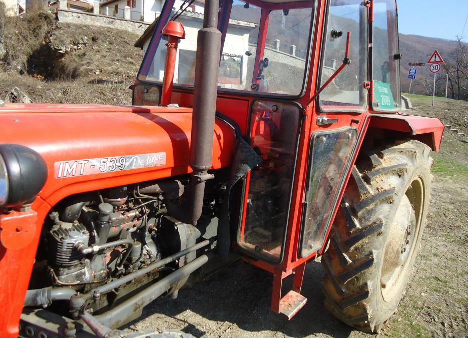 POGINUO TRAKTORISTA IZ KURŠUMLIJE: Prevrnuo se na šumskom putu