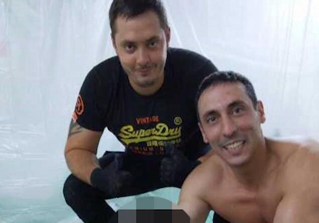 BELIVUK I LALIĆ POZIRAJU SA KRVAVOM ŽRTVOM U KUĆI STRAVE! Monstruozne fotografije prikazane na suđenju klanu, okrivljeni odmah SKOČIO da negira! (FOTO)