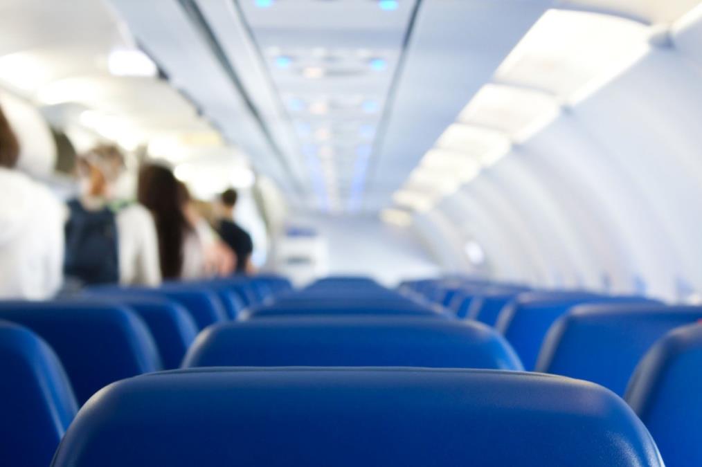 DRAMA U AVIONU, LET HITNO OTKAZAN! Mehaničar podigao tepih unutar letelice, a onda je usledio šok: Nisu verovali šta se krije ispod!