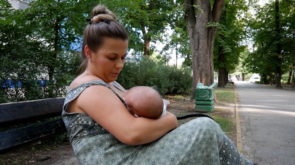 Majka dojila dete pred drugima, oni se začudili kad su čuli koliko je staro: "To je taj naš balkanski mentalitet"