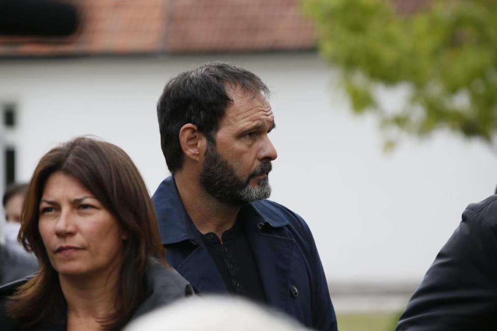 Čuveni srpski glumac se odselio iz Beograda, pa se oglasio sa Kosova: Pravi kobasice i rakiju na selu i uživa u idili (FOTO)