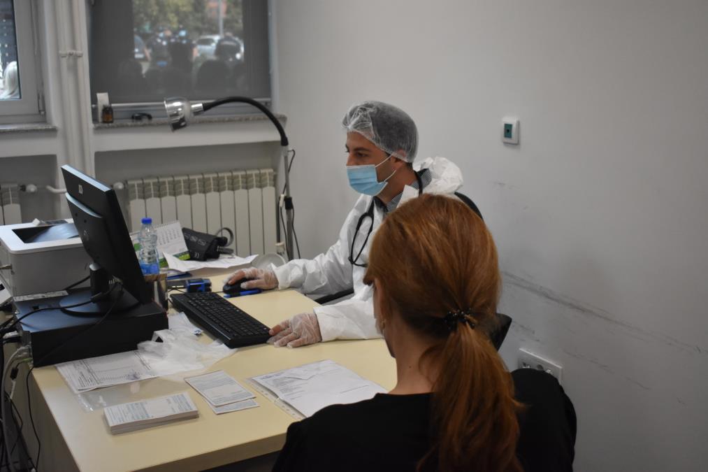 Grlo upaljeno, otečene limfne žlezde, dijareja i povraćanje! Ljudi se masovno žale na ove simptome: Evo o čemu se radi