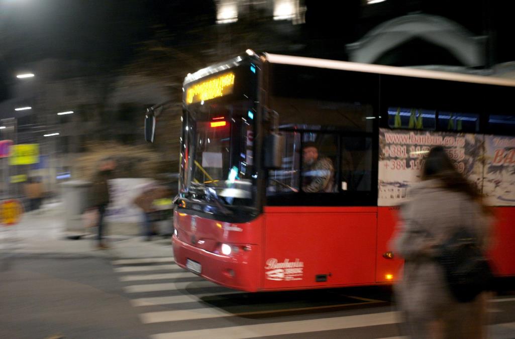 NOGAMA I RUKAMA RAZBIJALI VRATA DA DOĐU DO VOZAČA AUTOBUSA NA BRANKOVOM MOSTU! Beograđani  hitali u pomoć! Položili najvažniji ispit ljudskosti, čisto herojstvo