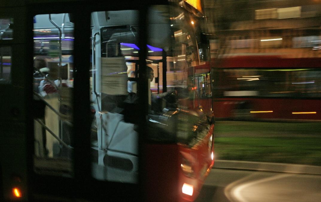 VOZAČU (52) AUTOBUSA POZLILO, U TRENU IZGUBIO SVEST ZA VOLANOM Detalji noćne drame na Brankovom: Udarao u sve ispred sebe, a o herojstvu Beograđana se priča