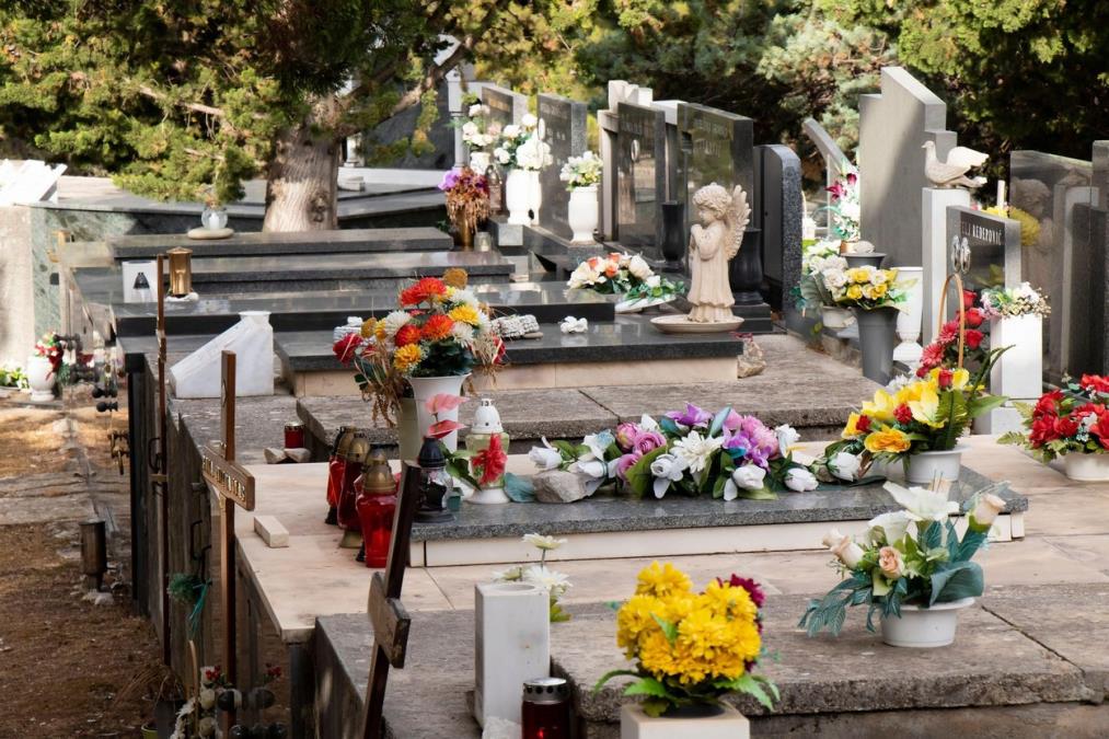 Šok u Vukovaru: Venci sa komemoracije srpskim žrtvama rata završili u kontejneru, srpska zajednica ogorčena