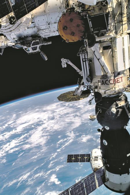 RUSI IZAŠLI IZ MEĐUNARODNE SVEMIRSKE STANICE! Pogledajte šta trenutno rade ruski astronauti (VIDEO)